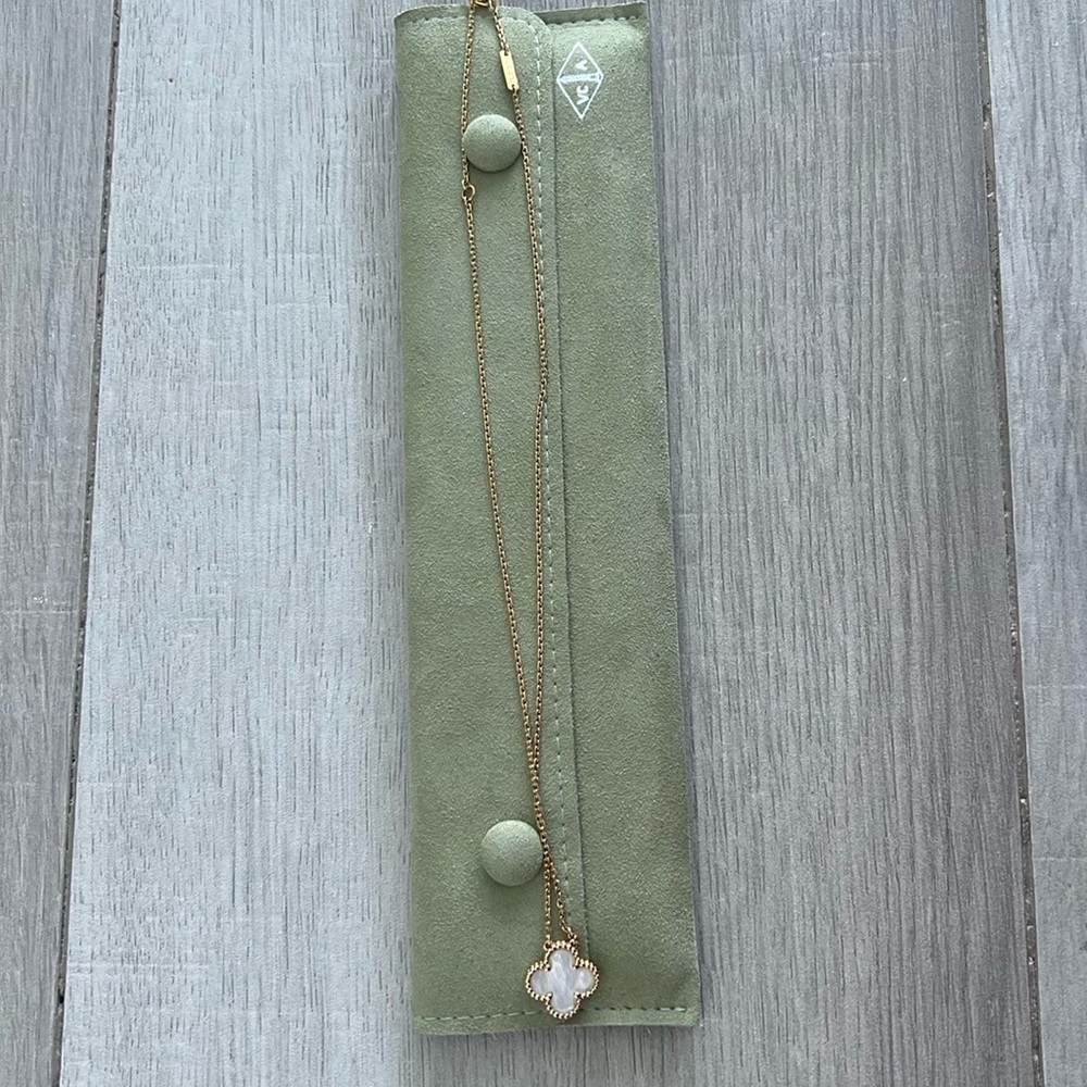 Vintage Alhambra pendant, yellow gold, white mother-of-pearl NO LOW BALL OFFERS